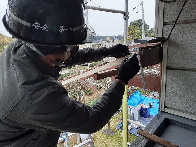 屋根の補修工事をするスタッフ